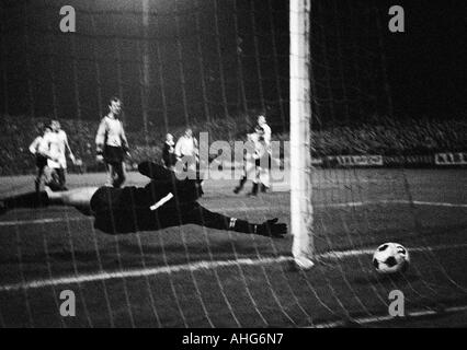 Football, Bundesliga 1969/1970 Borussia Moenchengladbach contre Alemannia, Aix-La-Chapelle, Boekelberg 5:1 Stadium, scène du match, but à Gladbach, keeper Werner Scholz (Aachen) est chanceless Banque D'Images