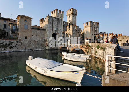 Bateaux dans un petit port au Château Scaliger de Sirmione, Lac de Garde, Italie Banque D'Images