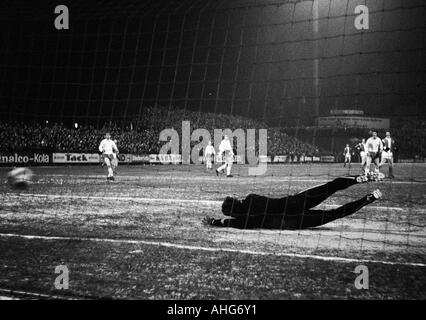 Football, Bundesliga 1969/1970 Borussia Moenchengladbach, versus Poste d'Oberhausen, Boekelberg 6:1 Stadium, scène du match, but à Gladbach, keeper Wolfgang Scheid (Oberhausen) n'a aucune chance Banque D'Images