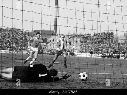 Football, Bundesliga 1969/1970 Borussia Moenchengladbach, par rapport à 1860 Munich 3:1, Boekelberg Stadium, théâtre de l'allumette, f.l.t.r. Hans Guenther Kroth, gardien Petar Radenkovic (1860), Horst Koeppel (Gladbach) Banque D'Images