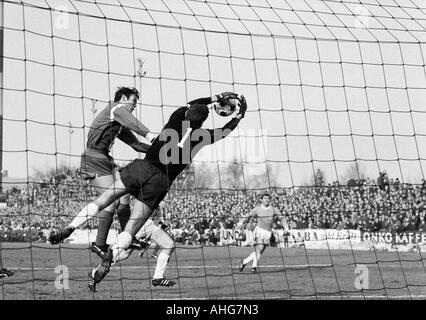 Football, Bundesliga 1969/1970 Borussia Moenchengladbach, par rapport à 1860 Munich 3:1, Boekelberg Stadium, théâtre de l'allumette, f.l.t.r. Herbert Laumen (Gladbach), keeper Petar Radenkovic, Hans Guenther Kroth (1860) Banque D'Images