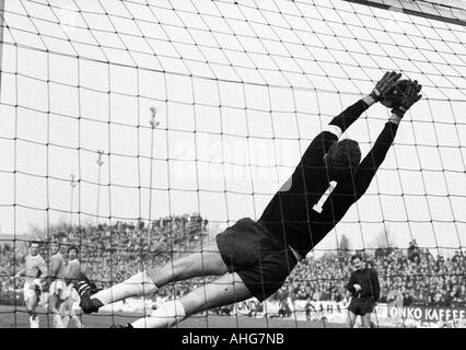 Football, Bundesliga 1969/1970 Borussia Moenchengladbach, par rapport à 1860 Munich 3:1, Boekelberg Stadium, scène du match, battant sauver par Petar Radenkovic keeper (1860) Banque D'Images