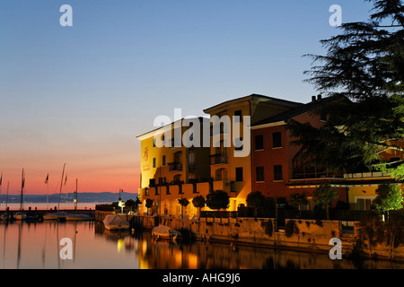 Petit port et au crépuscule hôtels à Sirmione, lac de Garde, Italie Banque D'Images