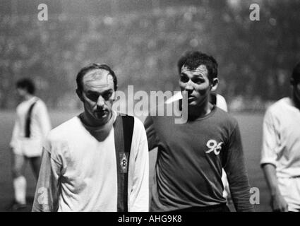 Football, Bundesliga 1970/1971 Borussia Moenchengladbach, contre Hanovre 96 0:0, Boekelberg Stadium, les joueurs de football de quitter le terrain, gauche Horst Koeppel (MG), Horst Berg (96 droit) Banque D'Images