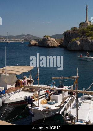 Bateaux de pêche blancs dans le port et monument de Santa Ponsa, baie de Santa Ponsa, région de Ponent, Majorque, Espagne Banque D'Images