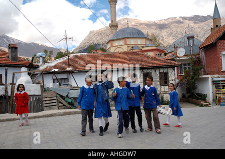 Les enfants de l'école au retour de l'école dans les rues du village de Gombe en Anatolie du sud de la Turquie. Banque D'Images