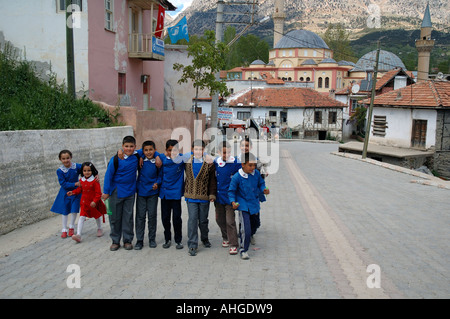 Les enfants de l'école au retour de l'école dans les rues du village de Gombe en Anatolie du sud de la Turquie. Banque D'Images