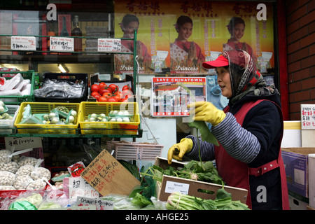 Femme chinoise au marché alimentaire à Soho Londres Banque D'Images