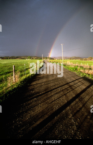 Un double arc-en-ciel comme on le voit le long d'un chemin de terre du pays après une tempête de grêle près de Mt Shasta, Californie Banque D'Images