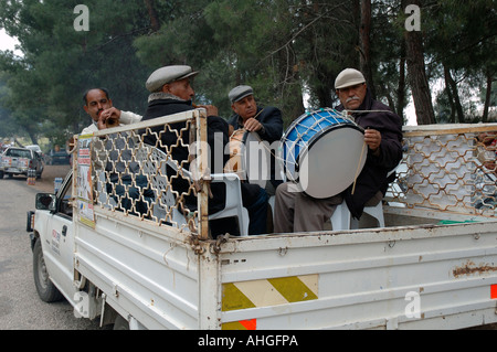 Les hommes à jouer de la batterie à l'arrière du camion, à la Fête des mères et fête nationale pique-nique dans la forêt près de Ksantos Turke Sud Banque D'Images