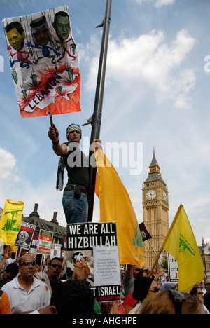 Jeune homme mât jusqu'à la place du Parlement au cours de la démonstration à Londres d'environ 100 000 personnes pour protester contre l'attaque israélienne sur Banque D'Images