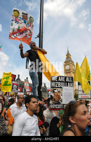 Jeune homme mât jusqu'à la place du Parlement au cours de la démonstration à Londres d'environ 100 000 personnes pour protester contre l'attaque israélienne sur Banque D'Images