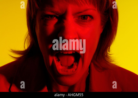 Femme en colère en criant Banque D'Images