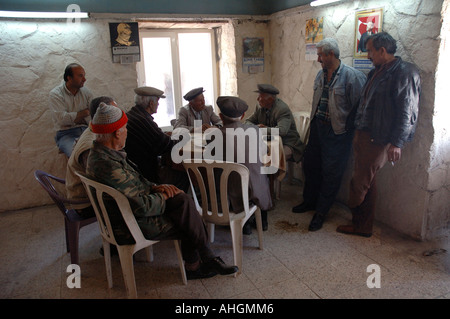 Les hommes dans le village de Saribelen dans le sud de la Turquie de jouer aux jeux sur le chat et la socialisation dans le café bar. Banque D'Images