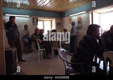 Les hommes dans le village de Saribelen dans le sud de la Turquie de jouer aux jeux sur le chat et la socialisation dans le café bar. Banque D'Images