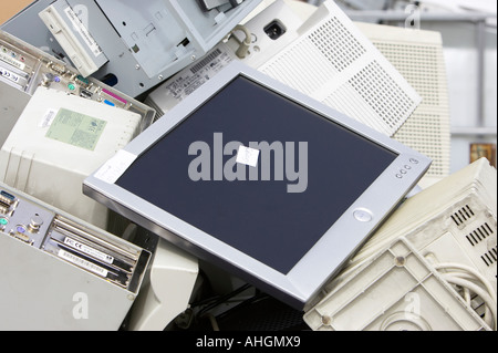 Pile de jeter les composants de l'ordinateur y compris le système de moniteur TFT LCD et CRT boîte Banque D'Images
