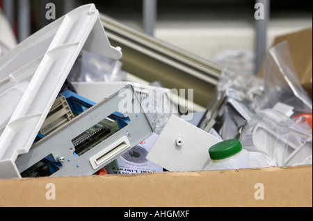 Tas de détritus y compris les composants de l'ordinateur et de carton contenant de lait en plastique pour recyclage Banque D'Images