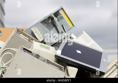 Pile de jeter les composants de l'ordinateur y compris le système de moniteur TFT LCD et CRT boîte Banque D'Images