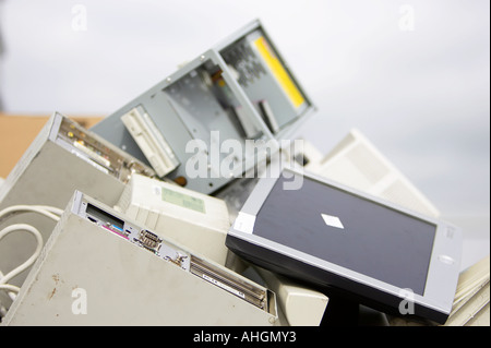 Pile de jeter les composants de l'ordinateur y compris le système de moniteur TFT LCD et CRT boîte Banque D'Images