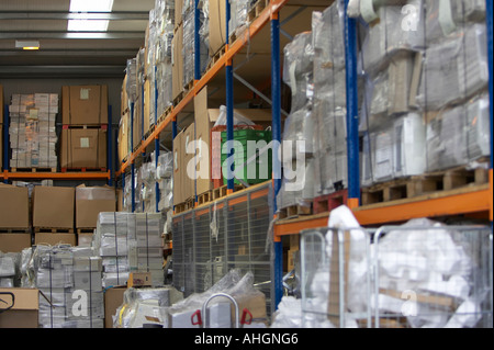 Des piles de palette enveloppée vieux moniteurs CRT ordinateur jeté dans l'entrepôt pour recyclage Banque D'Images