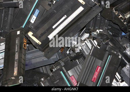 Ordinateur noir tas de résidus de cartouches de toner d'imprimante laser prêt pour le recyclage des équipements de bureau Banque D'Images
