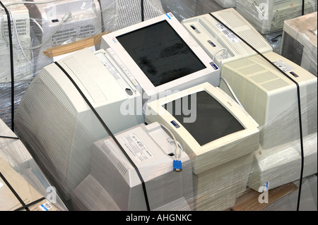 Des piles de palette enveloppée vieux moniteurs CRT ordinateur jeté dans l'entrepôt pour recyclage Banque D'Images