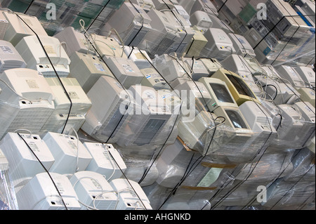 Des piles de palette enveloppée vieux moniteurs CRT ordinateur jeté dans l'entrepôt pour recyclage Banque D'Images