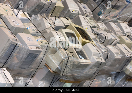 Des piles de palette enveloppée vieux moniteurs CRT ordinateur jeté dans l'entrepôt pour recyclage Banque D'Images