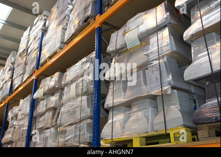 Des piles de palette enveloppée ancien ordinateur au rebut des moniteurs CRT système sna boxes in warehouse pour recyclage Banque D'Images