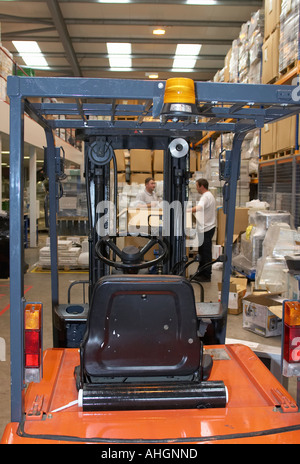 Chariot élévateur à l'entrepôt rempli de tas de palette enveloppée vieux moniteurs CRT d'ordinateur mis au rebut pour recyclage Banque D'Images