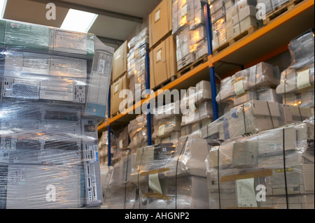 Des piles de palette enveloppée vieux moniteurs CRT d'ordinateur mis au rebut et système de recyclage boxes in warehouse Banque D'Images