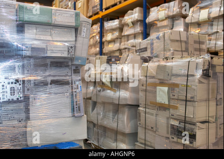 Des piles de palette enveloppée vieux CRT d'ordinateur mis au rebut du système monitorsand boxes in warehouse pour recyclage Banque D'Images
