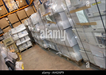 Des piles de palette enveloppée vieux moniteurs CRT ordinateur jeté dans l'entrepôt pour recyclage Banque D'Images