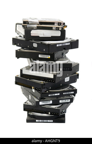 Pile de disques durs sur un fond blanc. Banque D'Images