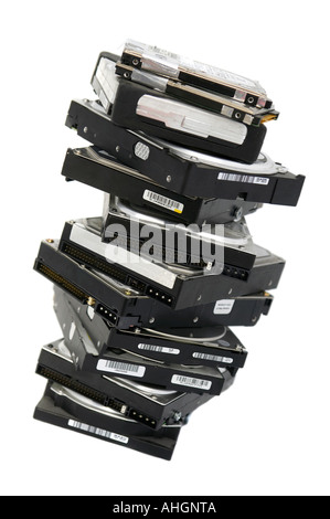 Pile de disques durs sur un fond blanc. Banque D'Images