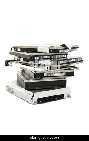 Pile de disques durs pour ordinateur portable sur un fond blanc. Banque D'Images