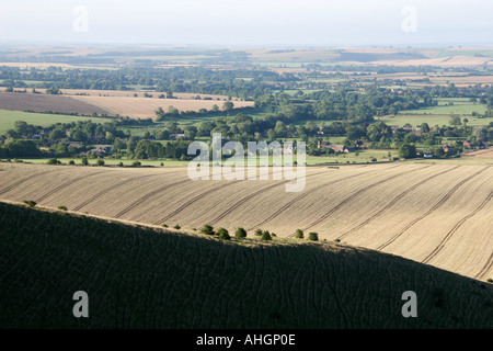 07 août 2005 Village de Alton Barnes à Vale de Pewsey vu de marcheurs Hill Wiltshire England UK à Pewsey Banque D'Images