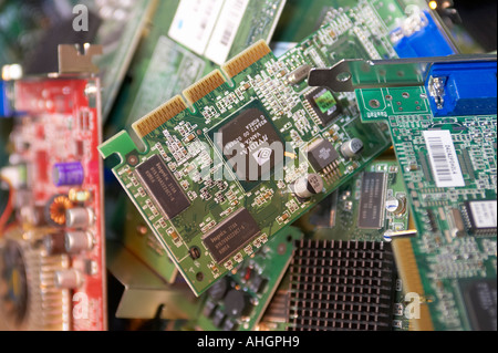 Différents composants informatiques cartes de circuits internes y compris carte vidéo dans une pile en attente d'être recyclés Banque D'Images