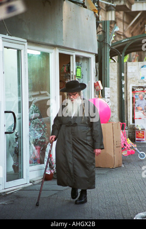 Israël Jérusalem Mea Shearim voisinage un vieil homme marchant dans la rue Banque D'Images