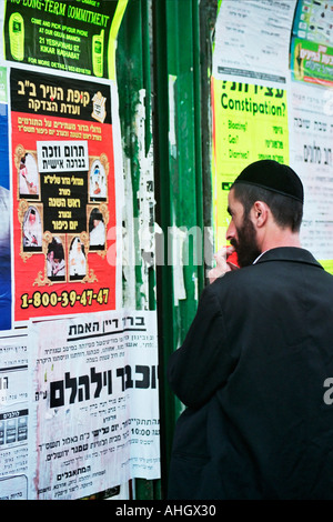 Israël Jérusalem Mea Shearim quartier juif religieux lire les avis importants Banque D'Images