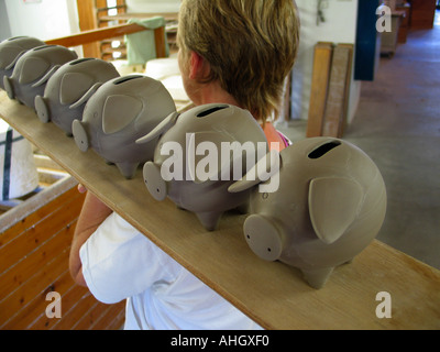 Tirelire attendent le four à Jersey Pottery village de Gorey Jersey John Robertson, 2005 Banque D'Images