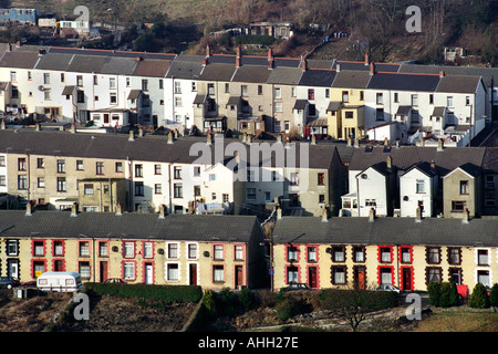 L'immobilier industriel en terrasses construites sur la colline pour mineurs de charbon au 19ème siècle de l'ère victorienne Valley Wales UK Banque D'Images