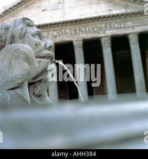 L'eau jaillit d'une fontaine en face du Panthéon, Rome Italie KATHY DEWITT Banque D'Images