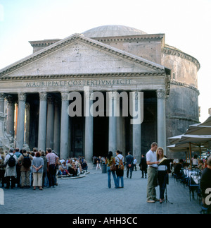 Personnes debout à l'extérieur dans la place en face du Panthéon à Rome Italie KATHY DEWITT Banque D'Images