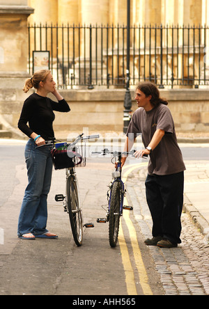 Deux étudiants discutent dans Oxford Banque D'Images