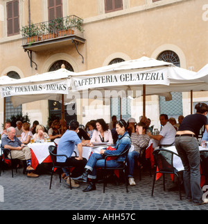 Les gens assis dans la rue à boire du café, manger de la nourriture à l'extérieur à un Campo dei Fiori piscine restaurant cafe gelateria à Rome Italie KATHY DEWITT Banque D'Images
