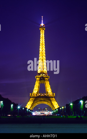 La Tour Eiffel Au crépuscule à Paris France Banque D'Images