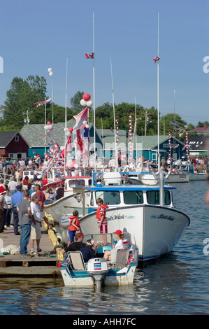 Bateaux en préparation de procession de la fête du Canada sur la flotte de pêche de l'Île du Prince Édouard Rustico Banque D'Images