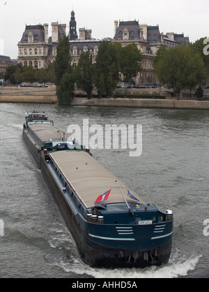 Bateau sur la rivière Seine River Paris France Banque D'Images