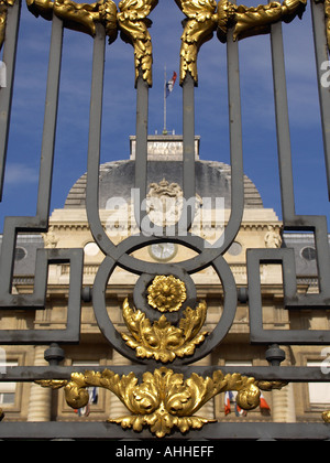 Fermer la vue de détail de la feuille d'or sur la porte de la Cour du Mai Palais de Justice Paris France Banque D'Images